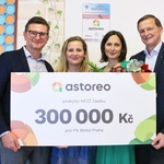 Císař Rudolf II. a výjevy z jeho života v podání výtvarníka Libora Škrlíka nově zdobí čekárnu dětské pohotovosti FN Motol, šek na realizaci výzdoby v hodnotě 300 000 Kč předal e-shop astoreo.cz. Zleva: Petr Wagner, Zdeňka Žádníková, Daniela Jičínská, Jaromír Víšek