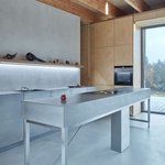 Konopný beton a dřevo jako základní materiály pro dům v Chřibech. Terasu má všude kolem sebe Foto: BoysPlayNice