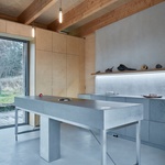 Konopný beton a dřevo jako základní materiály pro dům v Chřibech. Terasu má všude kolem sebe Foto: BoysPlayNice