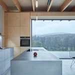 Konopný beton a dřevo jako základní materiály pro dům v Chřibech. Terasu má všude kolem sebe Foto: BoysPlayNice