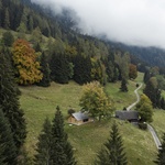 Vodu berou z pramene, dřevo z lesa, elektřinu ze slunce. Švýcarská chata s českou stopou sází na přirozenost Foto: Tonatiuh Ambrosetti, David Cloux