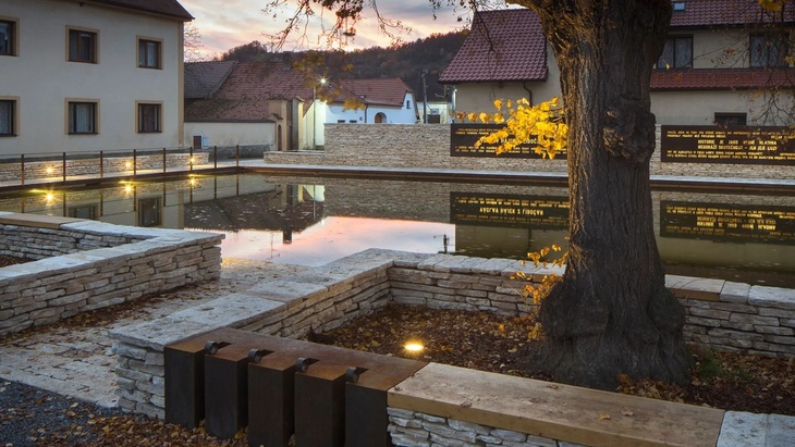 Revitalizace historického jádra obce Tetín, Zdroj: Česká cena za architekturu, Foto: Tomáš Souček Revitalizace historického jádra obce Tetín, Zdroj: Česká cena za architekturu, Foto: Tomáš Souček