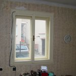 Původní špaletová okna v kuchyni - Původní špaletová okna byla téměř všechna ve stavu, který nebylo možno řešit jejich kompletní renovací; navíc u historických špaletových oken je zásadním problémem jejich špatné tepelně izolační vlastnosti. Z uvedených důvodů jsme se proto rozhodli pro jejich kompletní výměnu.