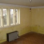 Původní špaletová okna v ložnici - Původní špaletová okna byla téměř všechna ve stavu, který nebylo možno řešit jejich kompletní renovací; navíc u historických špaletových oken je zásadním problémem jejich špatné tepelně izolační vlastnosti. Z uvedených důvodů jsme se proto rozhodli pro jejich kompletní výměnu.
