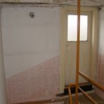 Původní špaletová okna na chodbě ve II. patře - Původní špaletová okna byla téměř všechna ve stavu, který nebylo možno řešit jejich kompletní renovací; navíc u historických špaletových oken je zásadním problémem jejich špatné tepelně izolační vlastnosti. Z uvedených důvodů jsme se proto rozhodli pro jejich kompletní výměnu.
