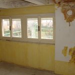 Původní špaletová okna v pokoji pro hosty - Původní špaletová okna byla téměř všechna ve stavu, který nebylo možno řešit jejich kompletní renovací; navíc u historických špaletových oken je zásadním problémem jejich špatné tepelně izolační vlastnosti. Z uvedených důvodů jsme se proto rozhodli pro jejich kompletní výměnu.