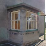Původní vzhled oken na verandě - Původní špaletová okna byla téměř všechna ve stavu, který nebylo možno řešit jejich kompletní renovací; navíc u historických špaletových oken je zásadním problémem jejich špatné tepelně izolační vlastnosti. Z uvedených důvodů jsme se proto rozhodli pro jejich kompletní výměnu.