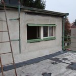 Pohled na původní okna v pokoji pro hosty z terasy ve II. patře - Původní špaletová okna byla téměř všechna ve stavu, který nebylo možno řešit jejich kompletní renovací; navíc u historických špaletových oken je zásadním problémem jejich špatné tepelně izolační vlastnosti. Z uvedených důvodů jsme se proto rozhodli pro jejich kompletní výměnu.