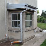 Nová hliníková okna na verandě - Vzhled, respektive dělení oken na verandě je věrnou kopií oken původních.