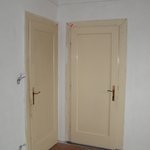 Původní vzhled interiérových dveří - Všechny původní interiérové dveře a zárubně byly dřevěné a ve velmi zachovalém stavu.
