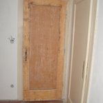 Vzhled dveří po odstranění nátěru - Rozhodli jsme se pro důkladnou renovaci dveří, jejíž součástí bylo odstranění původního nátěru až na dřevo.