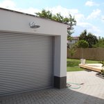 Nová hliníková rolovací garážová vrata - Nová vrata jsou na elektrický pohon a ovládají se pomocí dálkového ovládání