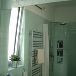 Koupelny a WC po rekonstrukci - V domě nebyla žádná koupelna, pouze v každém patře jedno WC; koupelny jsme vybudovali z prostor původních komor, takže jsou vskutku miniaturní