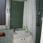 Koupelny a WC po rekonstrukci - V domě nebyla žádná koupelna, pouze v každém patře jedno WC; koupelny jsme vybudovali z prostor původních komor, takže jsou vskutku miniaturní