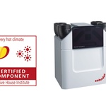 Jednotka Zehnder ComfoAir Q obdržela jako první svého druhu certifikaci Passive House pro teplá podnebí. Díky vysoké účinnosti zpětného získávání chladu až 87 % a účinnému modulačnímu bypassu poskytuje vysoký komfort větrání po celý rok. Zdroj: Zehnder