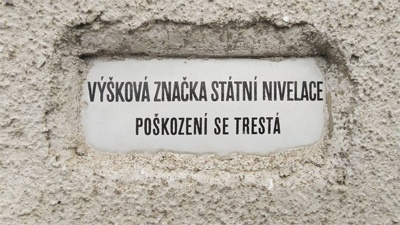 Geodetický bod na fasádě